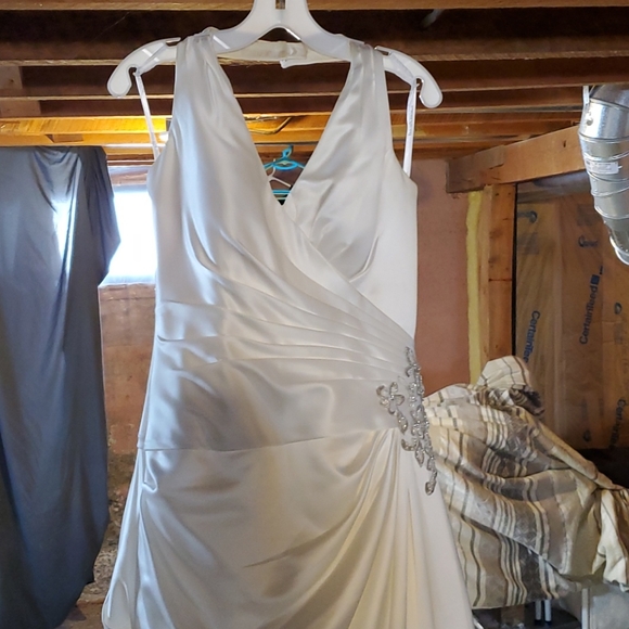 David's Bridal Halter Bodiced Wedding Gown Size 10 - Picture 7 of 10